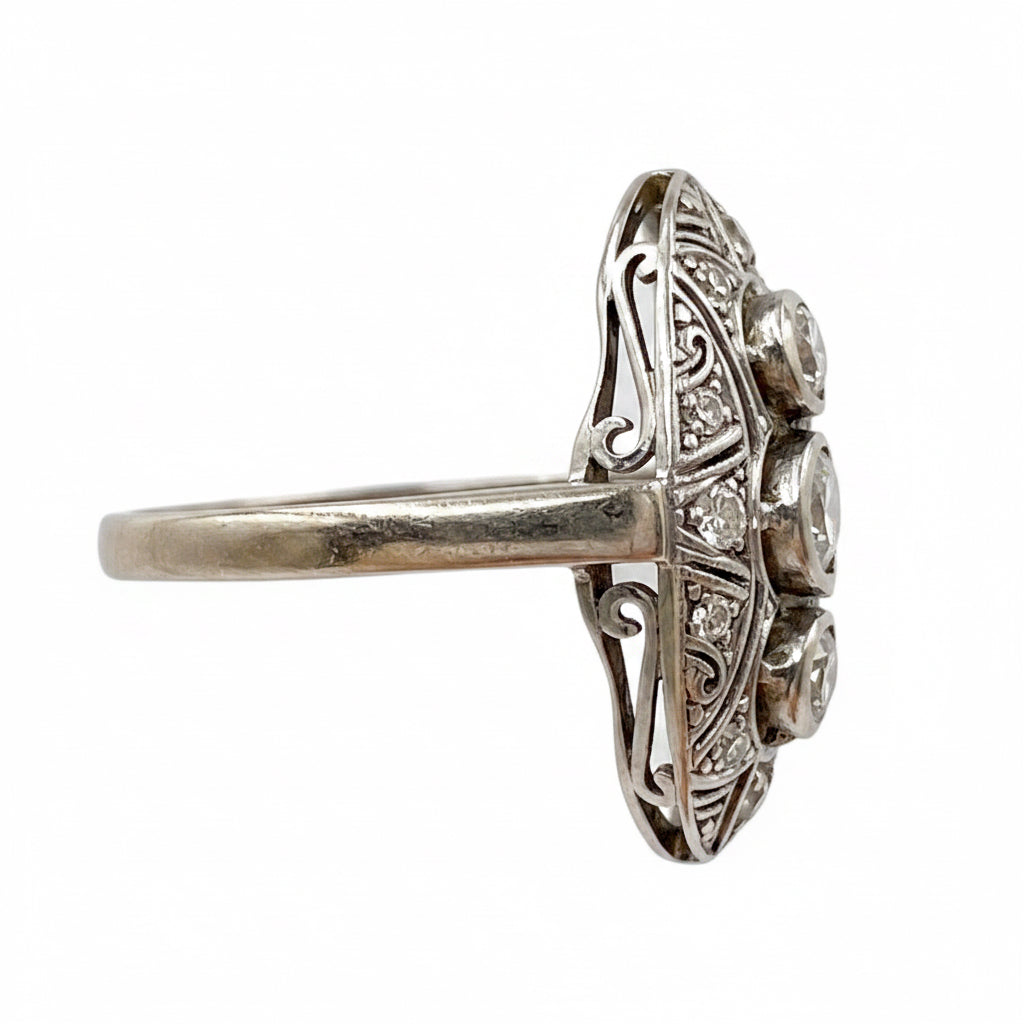 Art Deco 3-Stones Diamond Ring in Platinum